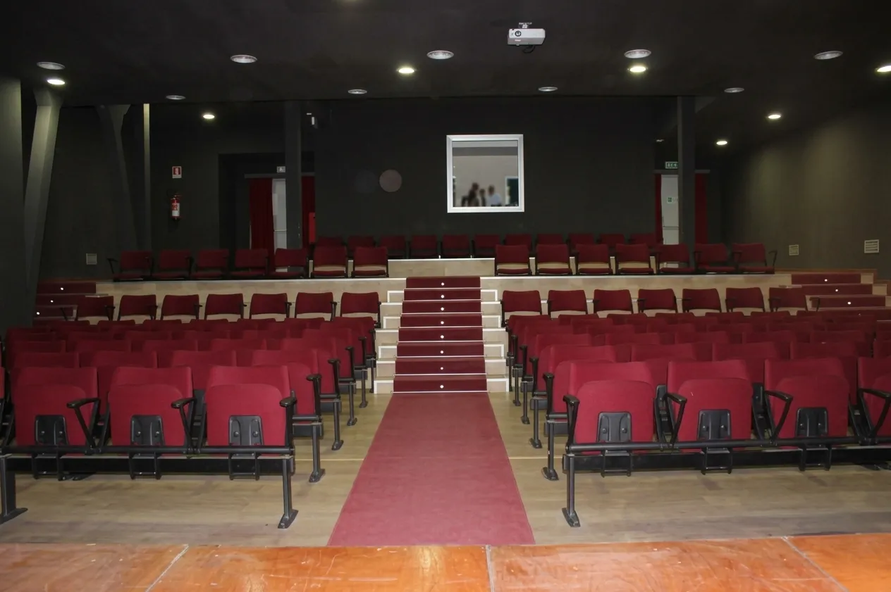 La sala del Teatro Comunale di Mendicino vista dal palco, con le poltrone rosse